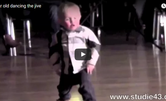 【ダンス】！3100万回再生！2歳の男の子が踊る監獄ロックに観客ノリノリに沸かす♪