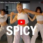 Jane KimがaespaのSpicyでキレ味抜群のダンスでスタジオが熱！