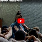 リトル・シムズ「Introvert」個人の痛みと人類の歴史が溶け合う6分